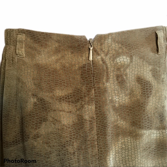 Gold silk skirt in reptile print. - Picture 6 of 7